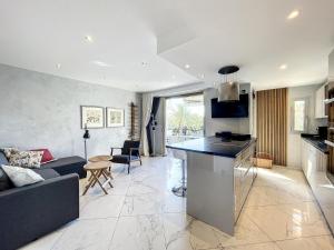 Stylish 1-bedroom apartment with sea view on La Croisette