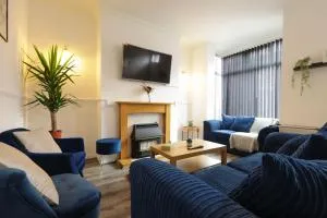 Spacious 4 BDR Home, Sleeps 8 Group Stays- Free Parking- Pet Friendly - Knowsthorpe