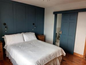 Hill House, panoramic Burren views, ideal location