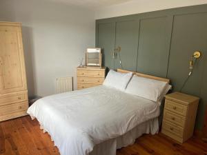 Hill House, panoramic Burren views, ideal location