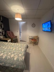 Executive Room 3 Near Southmead Hospital on suite bathroom