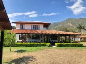 Beautiful Private Villa, Views in Every Direction - Bugalagrande