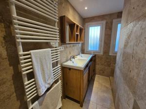 Appartement 3 chambres avec grande terrasse dans le centre de Pernes les Fontaines