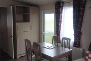 Comfy golf course view at Lilliardsedge