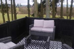 Comfy golf course view at Lilliardsedge