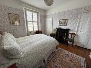 Tenby Victorian Villa with parking, pets allowed