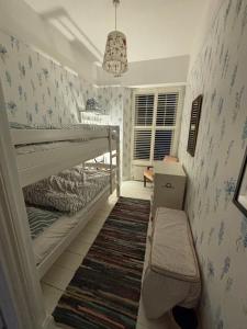 Tenby Victorian Villa with parking, pets allowed