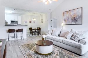 9 Mi to Dtwn Fayetteville Condo with Pool Access!