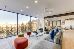 1 Mi to Downtown Jackson Modern Retreat with Views