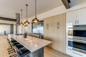 1 Mi to Downtown Jackson Modern Retreat with Views