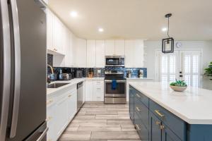 Phoenix 4 BDR Home with Gym & Hot Tub