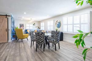 Phoenix 4 BDR Home with Gym & Hot Tub