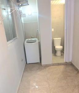 Casa de três dormitórios com piscina, 30 mt da praia