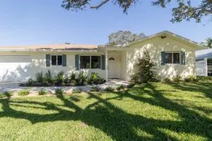 NEW Riverside Retreat with Pool - Jupiter Inlet Beach Colony