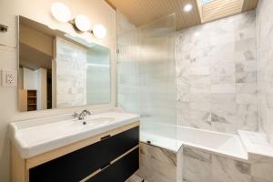 Lux Washington Park - Rooftop Patio - Free Parking