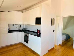 SEA VIEW Loft 30 secs to Beach in Historic Old Town