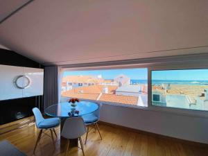 SEA VIEW Loft 30 secs to Beach in Historic Old Town