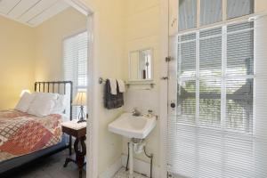 Historic Island Hotel