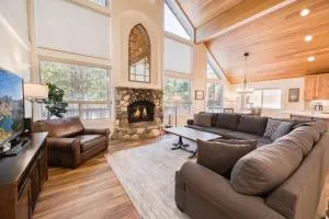 Venture in Tahoe Donner by Tahoe Getaways - 4 BR W Hot Tub, Pool Table, Great for Kids! - Graeagle