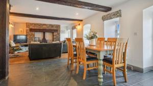 Private Getaway - Hot Tub - Rural Charm