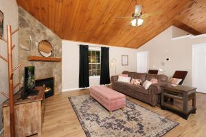 Miner's Lady is a clean, tasteful, and COZY 1 bedroomsleeps 4 cabin!