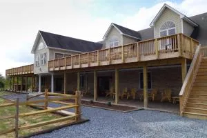 Westcott House- Privacy, amenities and space all in one beautiful package! - Oak Hill