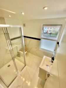 2 Bed Flat - Sleeps 5 - Parking - Wifi