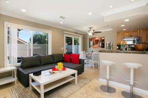 Multi-Level 2BR-Fast WiFI-Free Parking -CM-1