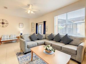 Spacious Regal Oaks Townhome by Disney
