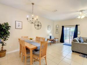 Spacious Regal Oaks Townhome by Disney
