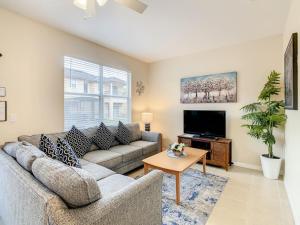 Spacious Regal Oaks Townhome by Disney