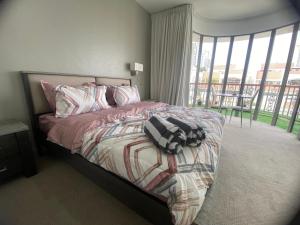 Dinar - cozy master bedroom