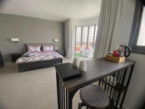 Dinar - cozy master bedroom