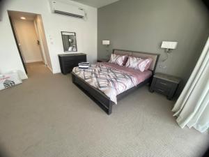 Dinar - cozy master bedroom