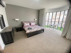 Dinar - cozy master bedroom
