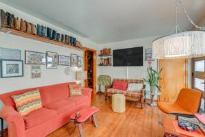 6 Mi to Downtown: 70s-Themed Home in Nashville!