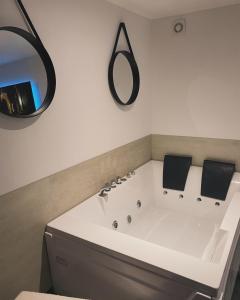 Appartements Cosy Home avec Spa - Prox airport, CNPE, Eurexpo : photos des chambres