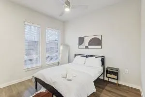 Elegant Downtown 1BD Condo with Pool & Gym - Forest Hill