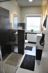 Kurstadt Apartment Moderne 2 Zimmer -Balkon-Parkplatz-Flexibler Check-in 24h