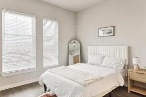 Luxury 2BD Condo with Pool & Gym - Forest Hill