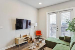 Luxury 2BD Condo with Pool & Gym