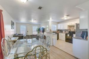 4 Mi to NRG Stadium Spacious Houston Townhome!