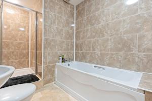 Luxury 2 Bedroom Apartment with Free Parking Opposite Queen Elizabeth Hospital