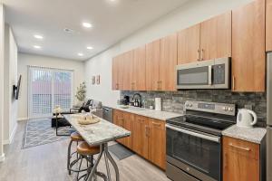 Chic 1BD Loft Near Sundance Square with Pool & Gym