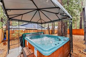 Kings Beach Cabin Private Hot Tub, Near Lake & Ski