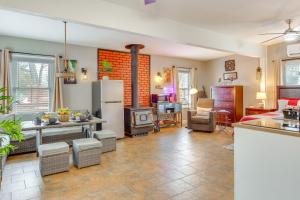 10 Mi to Dtwn Kansas City Cozy Studio with Grill!