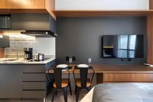 BHaus Setin Nova Republica - Studio 30m2 com Varanda - Cama Queen - Vista Incrível da Praça e Skyline 16o andar - Academia - Piscina - Lavanderia - Coworking - Portaria 24h - Em frente ao metrô - SR8