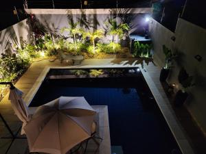 Suíte tripla com vista piscina em casa familiar de luxo em Itaipu
