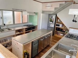 交流型ゲストハウス伊良部ジャーニーインIrabu Joureny INN#毎日みんなで夕食会#ゲストさんは20-30代が中心#海徒歩1分#空港車で5分#本格フィンランドサウナ付き#海と星と夕日が見える屋上あ?