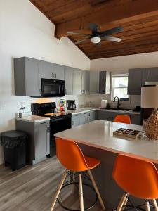 Astonishing view 100 feet from the lake!